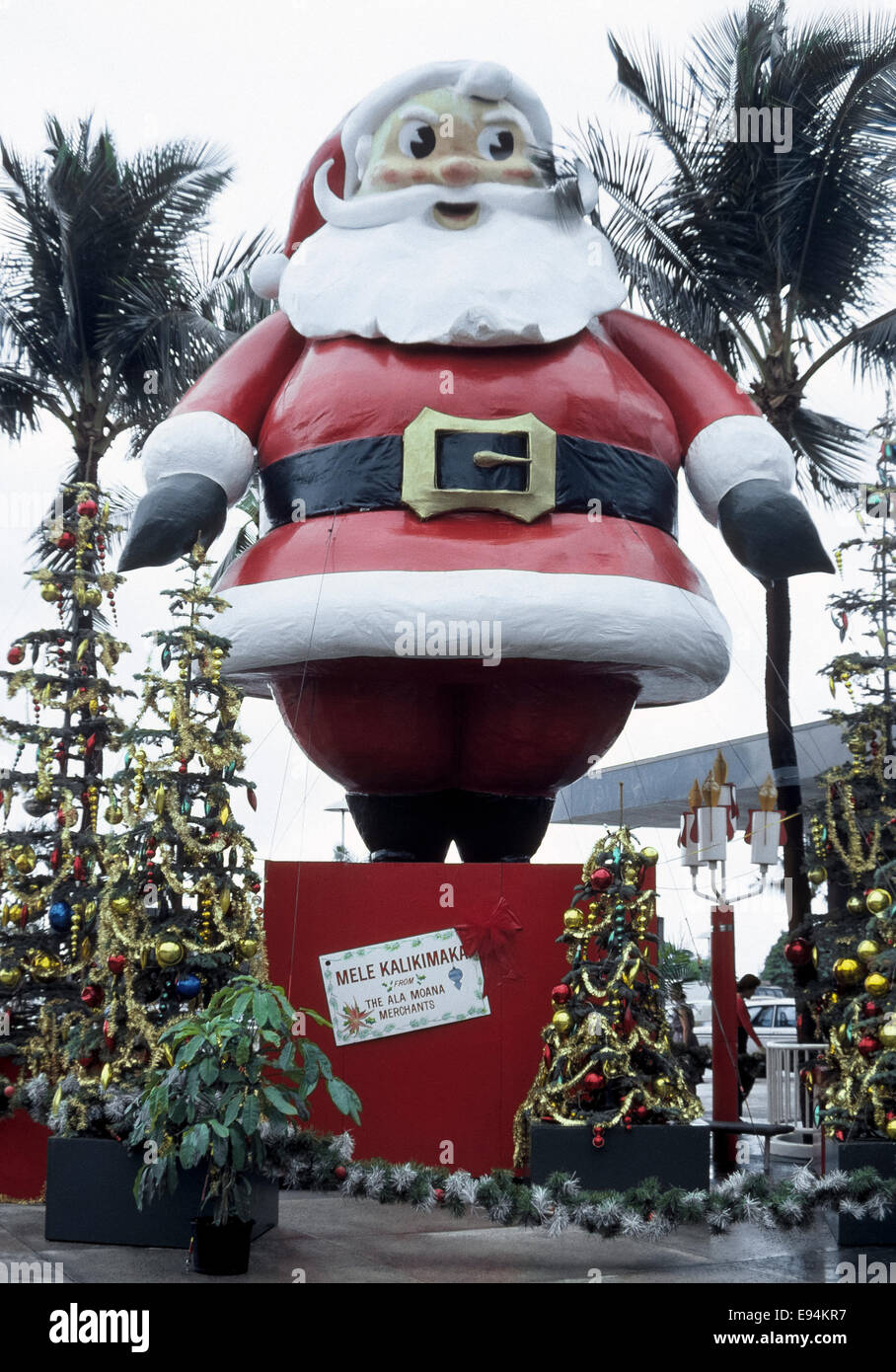 Un père noël afficher un hawaiien shoppers souhaite Joyeux Noël (Mele Kalikimaka) à l'Ala Moana Center à Honolulu, Oahu, Hawaii, USA. Banque D'Images