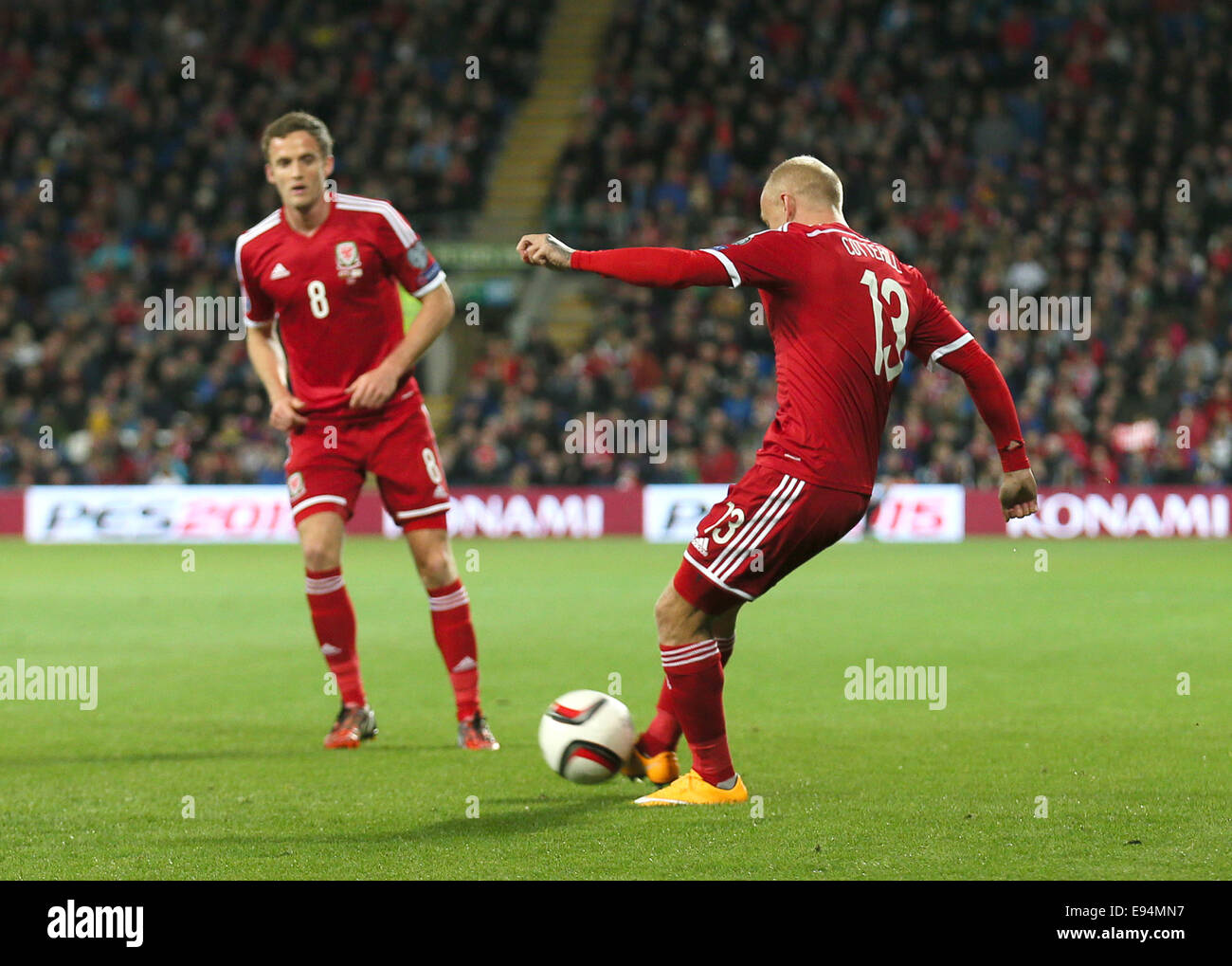 Cardiff, Royaume-Uni. 13 Oct, 2014. David Cotterrill de galles traverse la balle dans le filet pour marquer le premier but de l'Euro 2016 - Qualifications - Pays de Galles contre Chypre - Cardiff City Stadium - Cardiff - Pays de Galles - 13 octobre 2014 - Photo Simon Bellis/Sportimage. © csm/Alamy Live News Banque D'Images