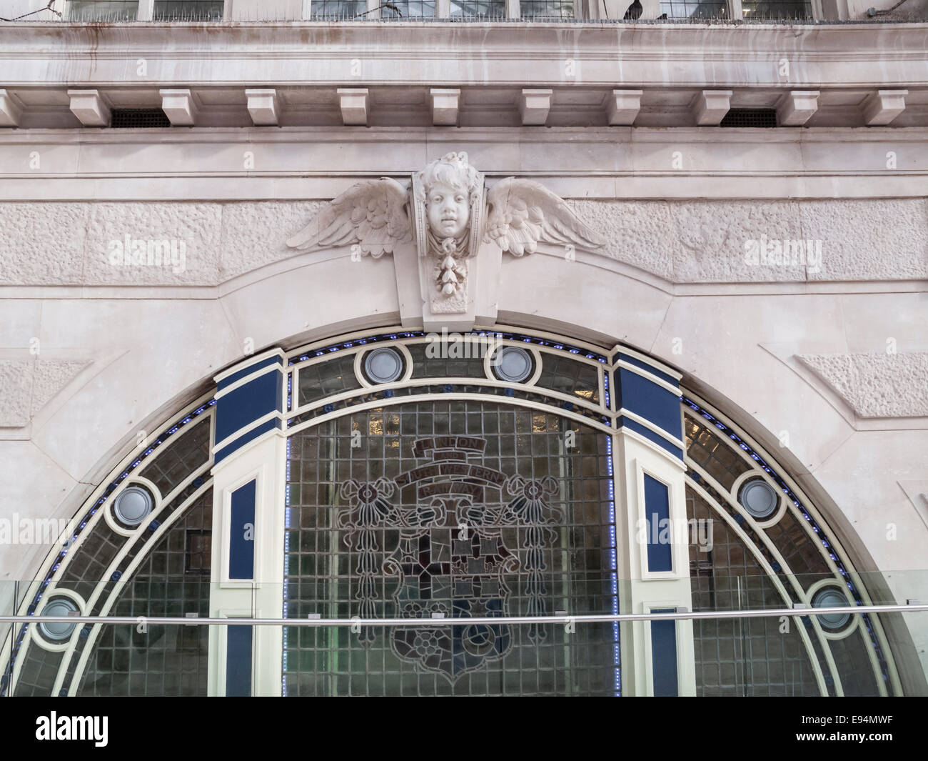 Suspension murale en bois doré sculpté du XIXe siècle Chérubin ailé En