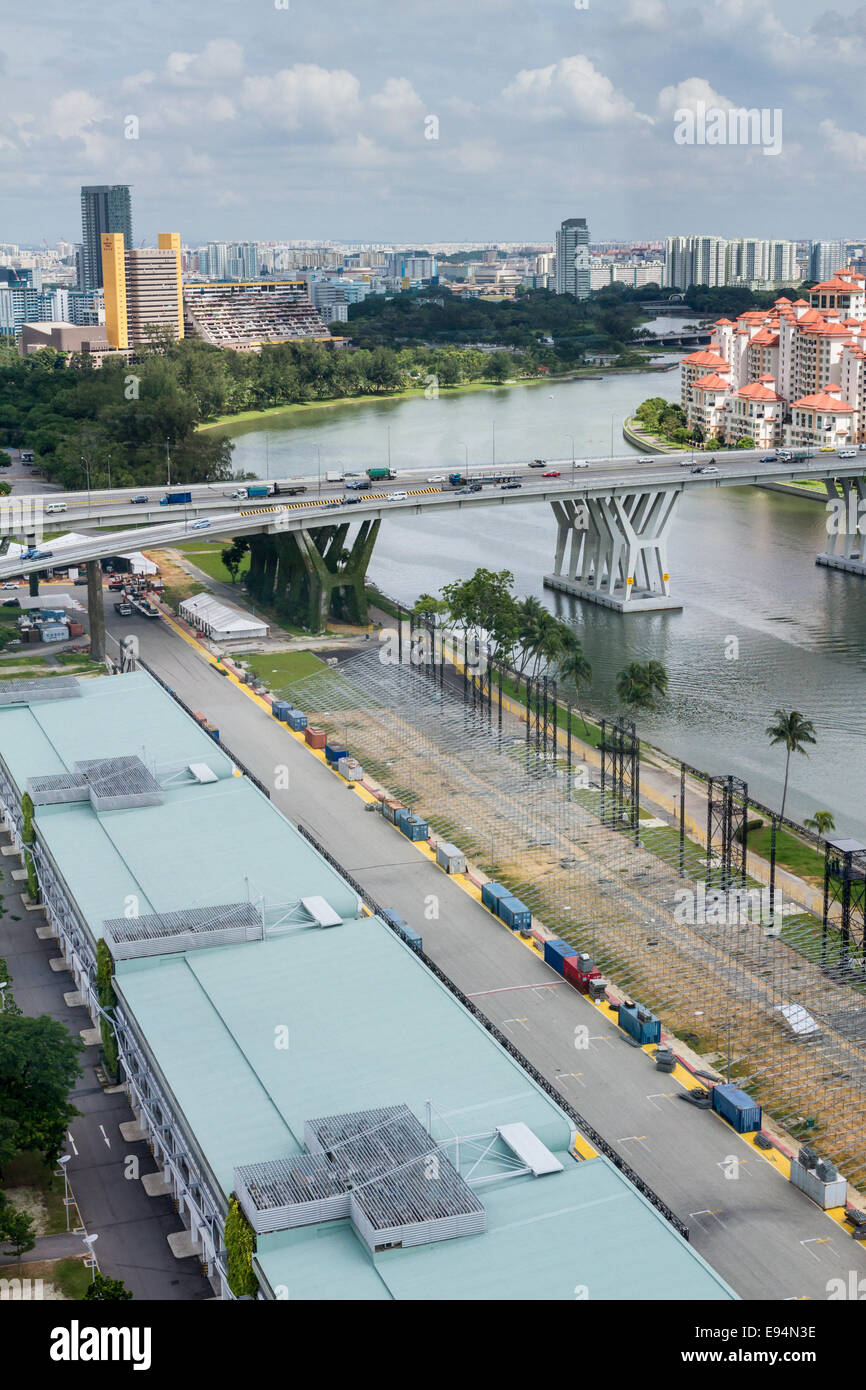 Vue sur la rivière Singapour et la ville de la Singapore Flyer Banque D'Images