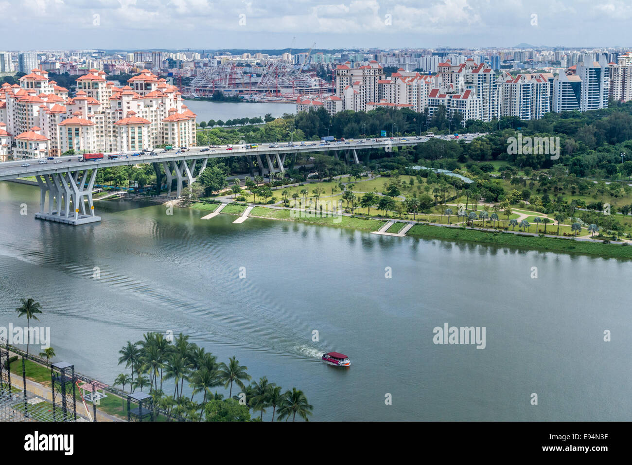 Vue sur la rivière Singapour et la ville de la Singapore Flyer Banque D'Images
