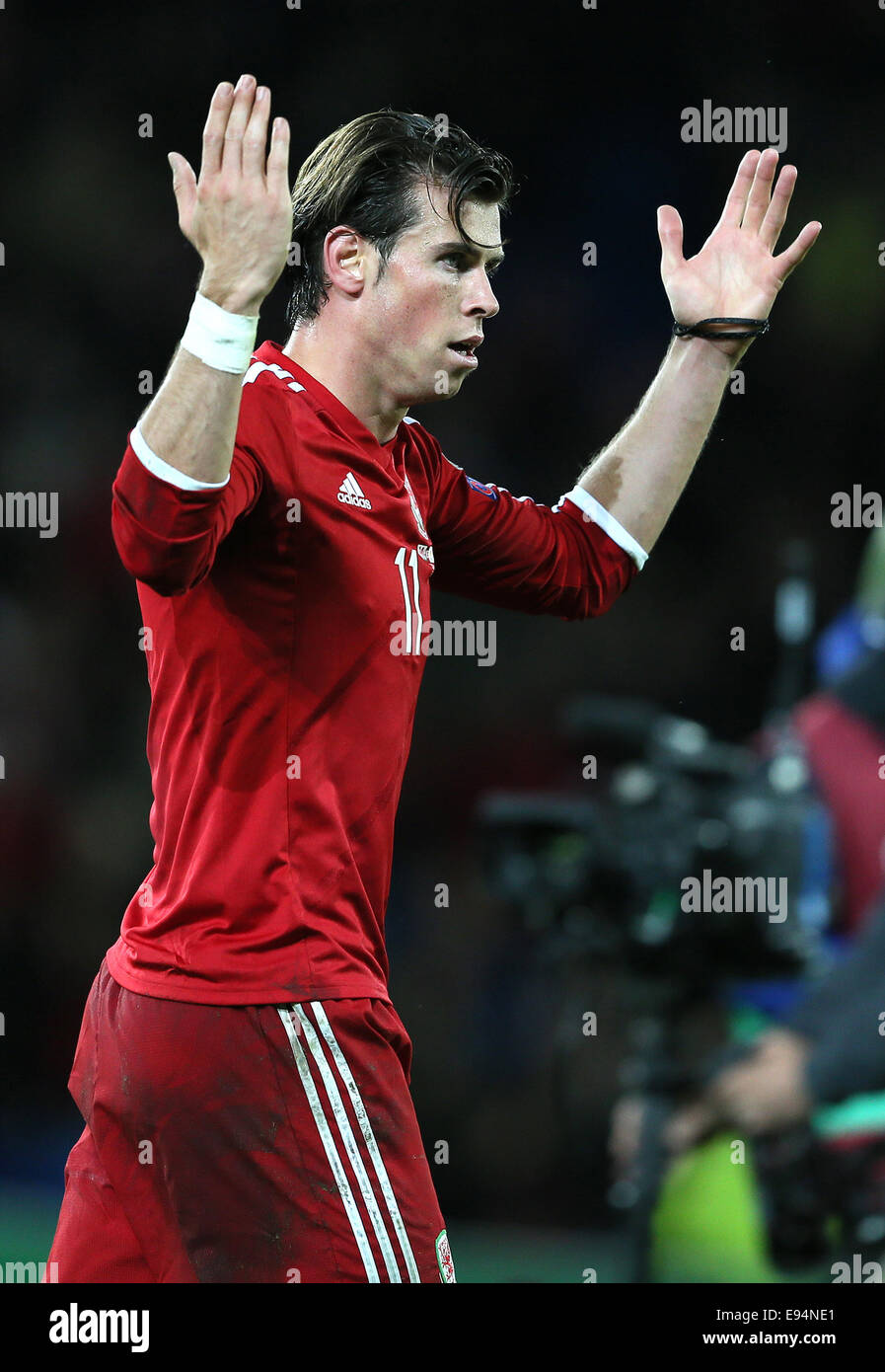 Cardiff, Royaume-Uni. 13 Oct, 2014. Gareth Bale de galles célèbre avec la foule - Euro 2016 Qualifications - Pays de Galles contre Chypre - Cardiff City Stadium - Cardiff - Pays de Galles - 13 octobre 2014 - Photo Simon Bellis/Sportimage. © csm/Alamy Live News Banque D'Images