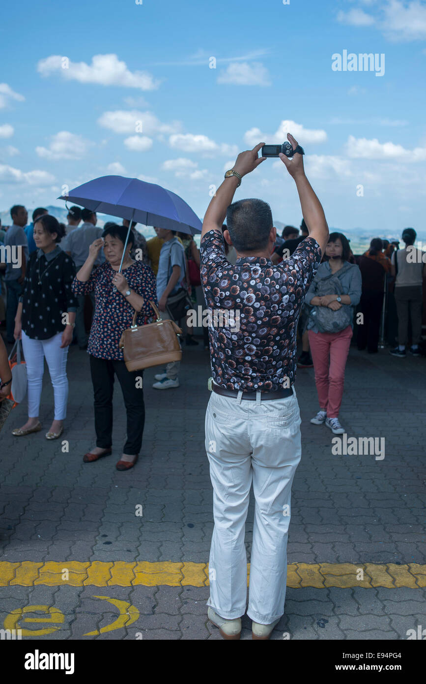 6 septembre 2013, Séoul, Corée du Sud -un touriste prend une photo de derrière la ligne jaune à l'observatoire de Dora. Banque D'Images