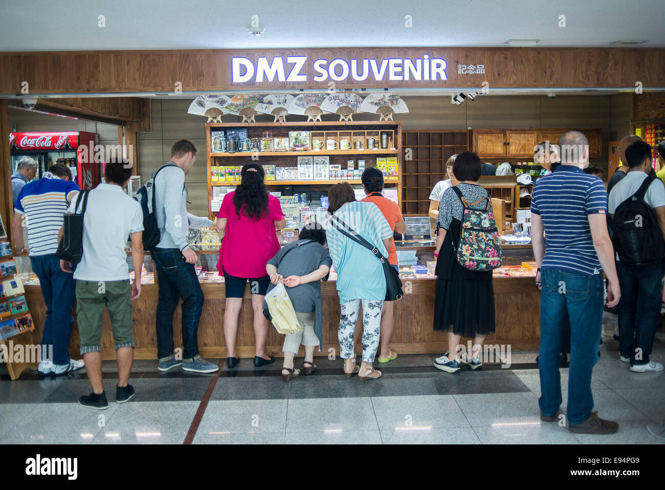 6 septembre 2013, Séoul, Corée du Sud - les touristes à la file d'acheter des souvenirs à Dorasan Station sur la ligne Gyeongui. Banque D'Images