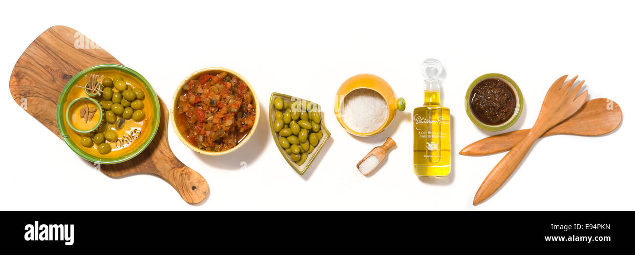 Hors d'œuvre, olives noires, sel de mer,ratatouille,l'huile d'olive tapenade d'olive,bols,et,des cuillères en bois Banque D'Images