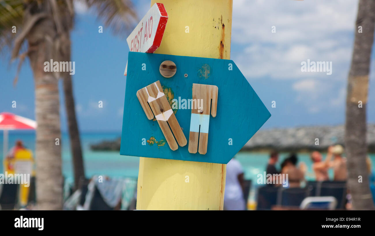 Panneau en bois endommagé sur un panneau pointant vers le toilettes à une plage des Caraïbes. Banque D'Images