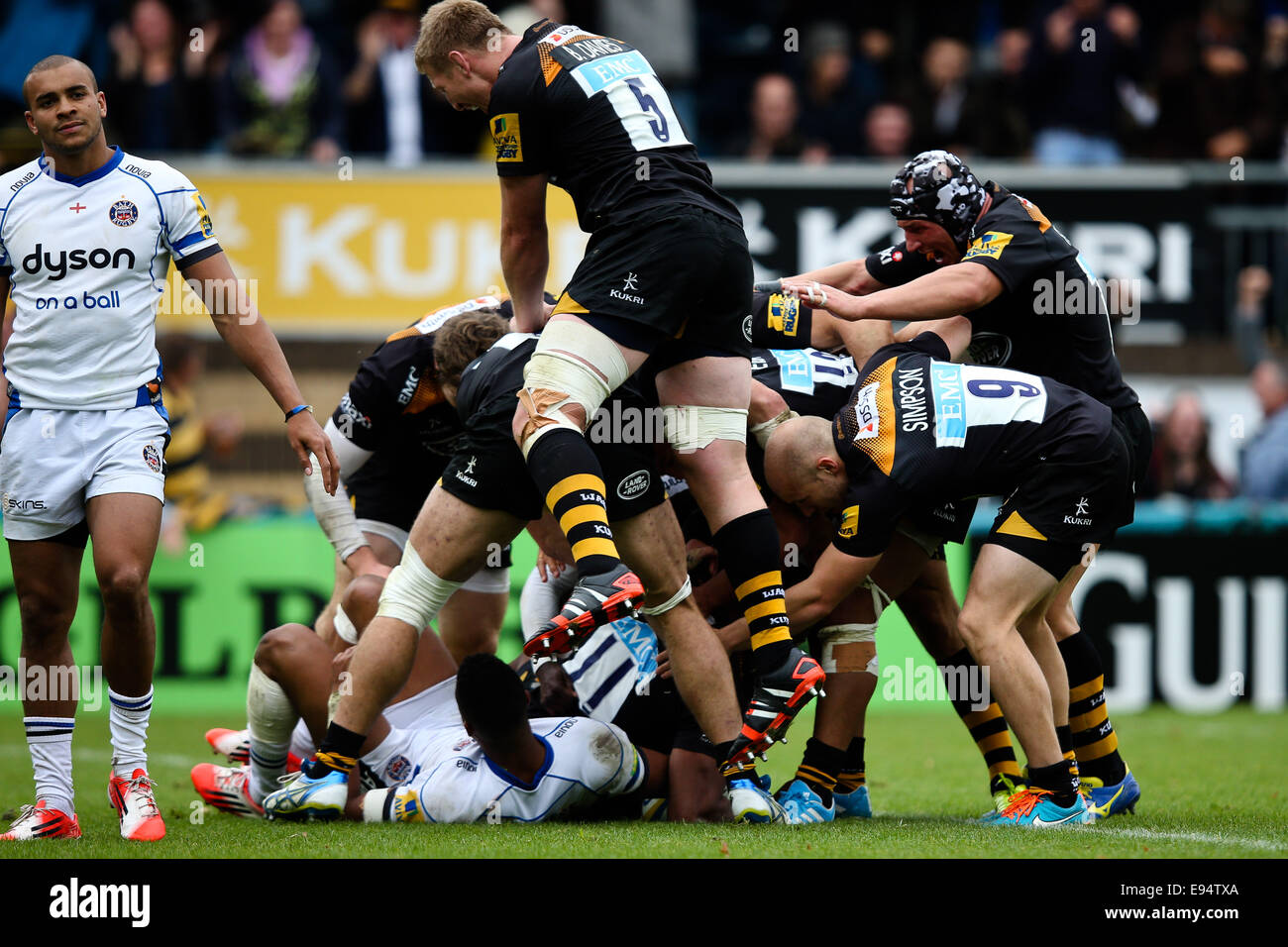 Londres, Royaume-Uni. 12 octobre, 2014. London Wasps' Sailosi Tagicakibau marque un longueur de la hauteur essayez - Rugby Union - 2014/2015 Aviva Premiership - Wasps vs - Adams Park Stadium - Londres - 11/10/2014 - Charlie © Forgham-Bailey/Sportimage/csm/Alamy Live News Banque D'Images