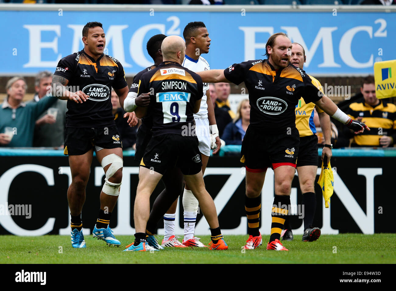 Londres, Royaume-Uni. 12 octobre, 2014. Christian Wade des London Wasps est accordé un essai de pénalité - Rugby Union - 2014/2015 Aviva Premiership - Wasps vs - Adams Park Stadium - Londres - 11/10/2014 - Charlie © Forgham-Bailey/Sportimage/csm/Alamy Live News Banque D'Images