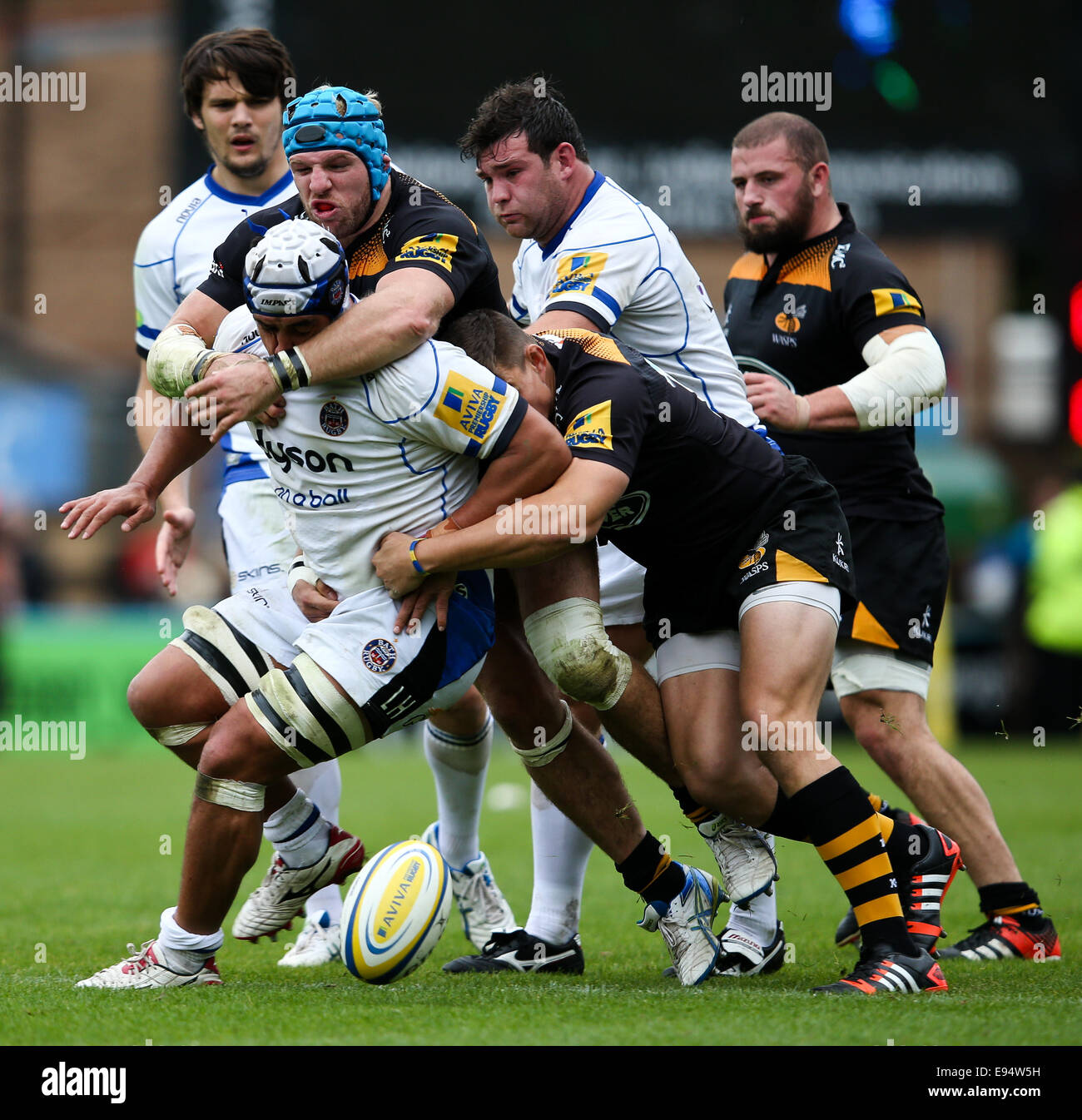 Londres, Royaume-Uni. 12 octobre, 2014. London Wasps' James Haskell, l'homme du match, s'attaque à la baignoire Leroy Houston - Rugby Union - 2014/2015 Aviva Premiership - Wasps vs - Adams Park Stadium - Londres - 11/10/2014 - Charlie © Forgham-Bailey/Sportimage/csm/Alamy Live News Banque D'Images