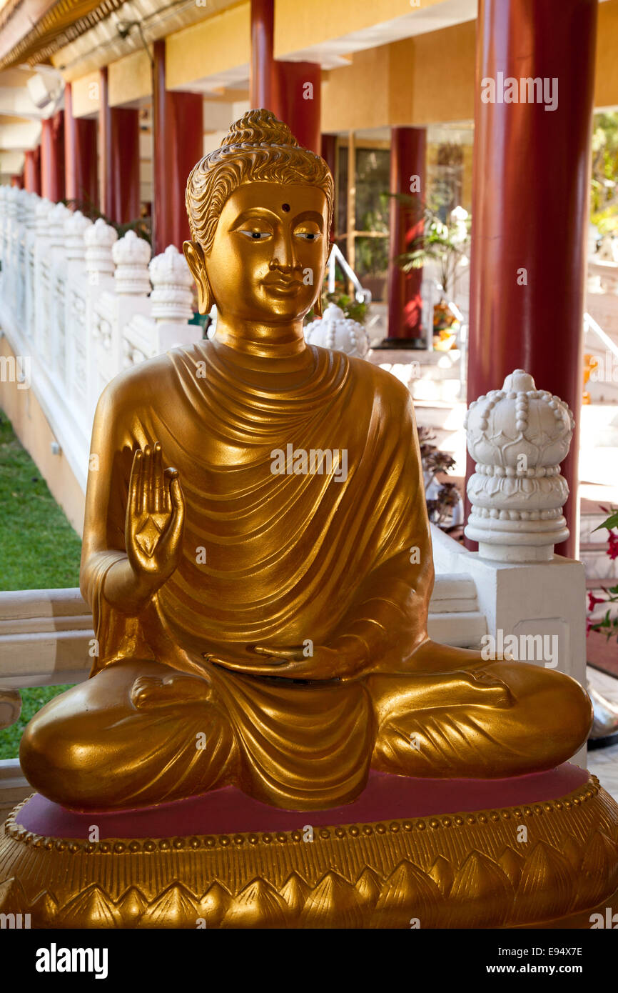 Golden Buddha statue au HSI Lai temple bouddhiste ; hauteur de l'Hacienda ; Californie ; USA Banque D'Images