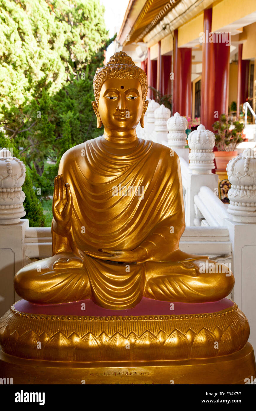 Golden Buddha statue au HSI Lai temple bouddhiste ; hauteur de l'Hacienda ; Californie ; USA Banque D'Images