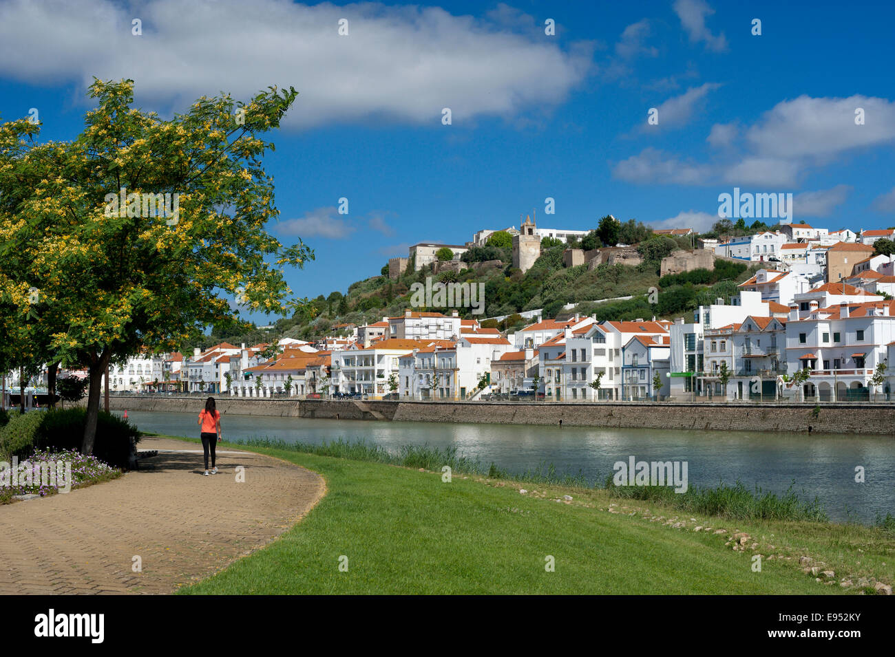 Le Portugal, l'Alentejo, Alcácer do Sal bateaux et pousada Banque D'Images