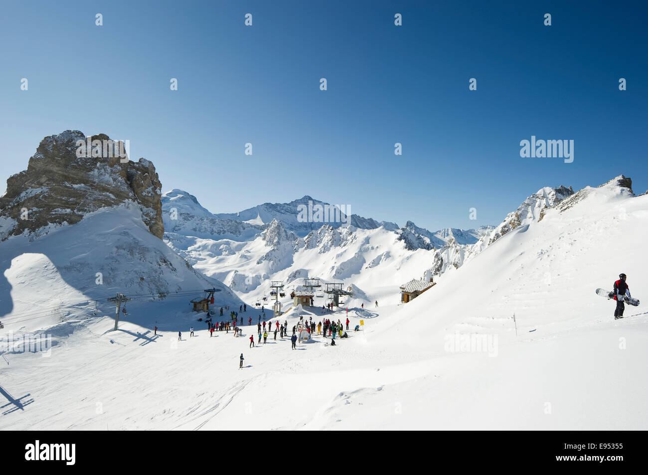 Les skieurs et les montagnes neige-couvertes, Aiguille percee, Tignes, Val-d'Isère, Savoie, Alpes, France Banque D'Images