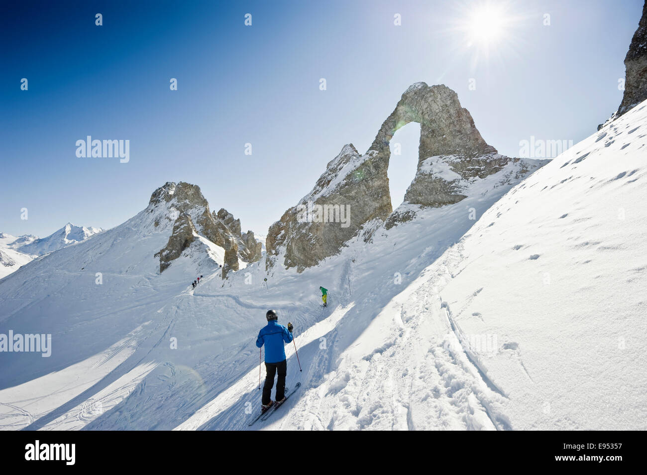Les skieurs et les montagnes neige-couvertes, Aiguille percee, Tignes, Val-d'Isère, Département Savoie, Alpes, France Banque D'Images