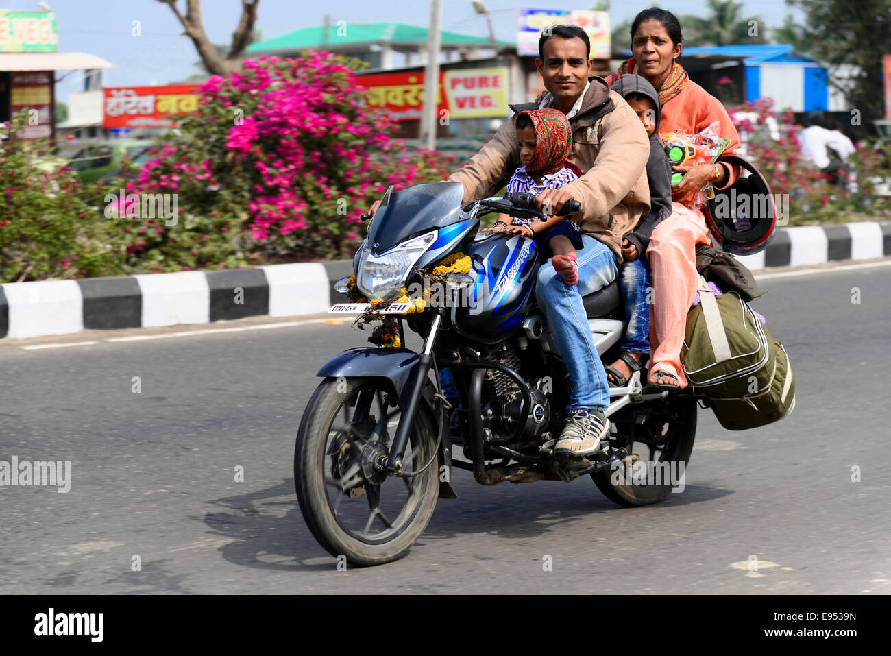 Famille indienne sur une moto à Mumbai, Maharashtra, Inde Banque D'Images