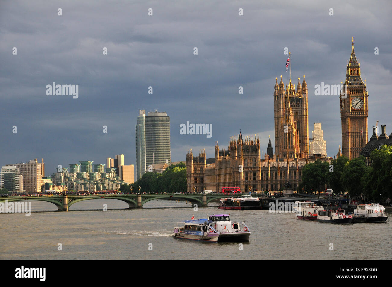 Avis de Hungerford Bridge sur les chambres du Parlement wer et Elizabeth Tower Clock Tower, London, England, United Kingdom Banque D'Images