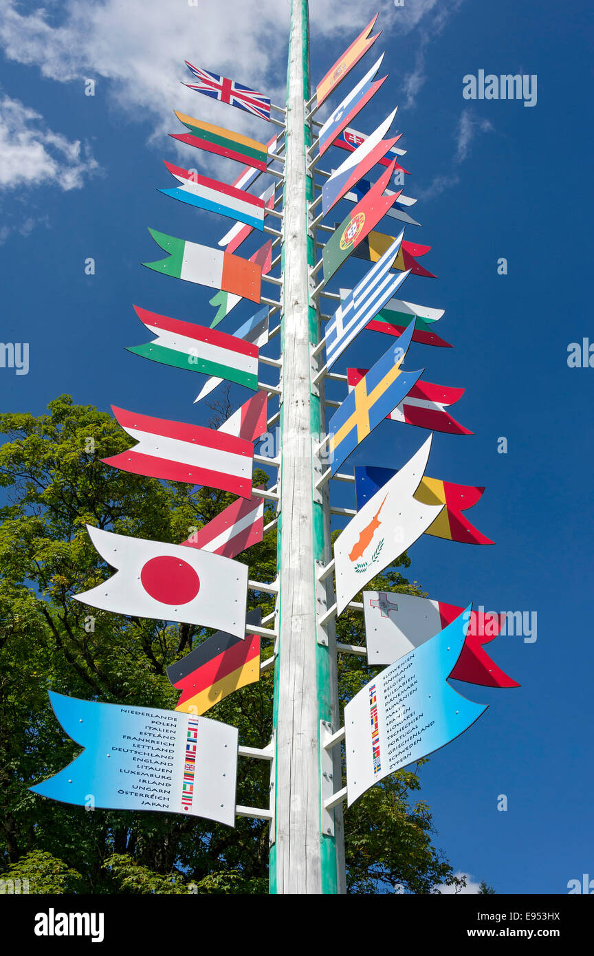 Mât avec des drapeaux de pays, dans la région de Steingaden, Upper Bavaria, Bavaria, Germany Banque D'Images