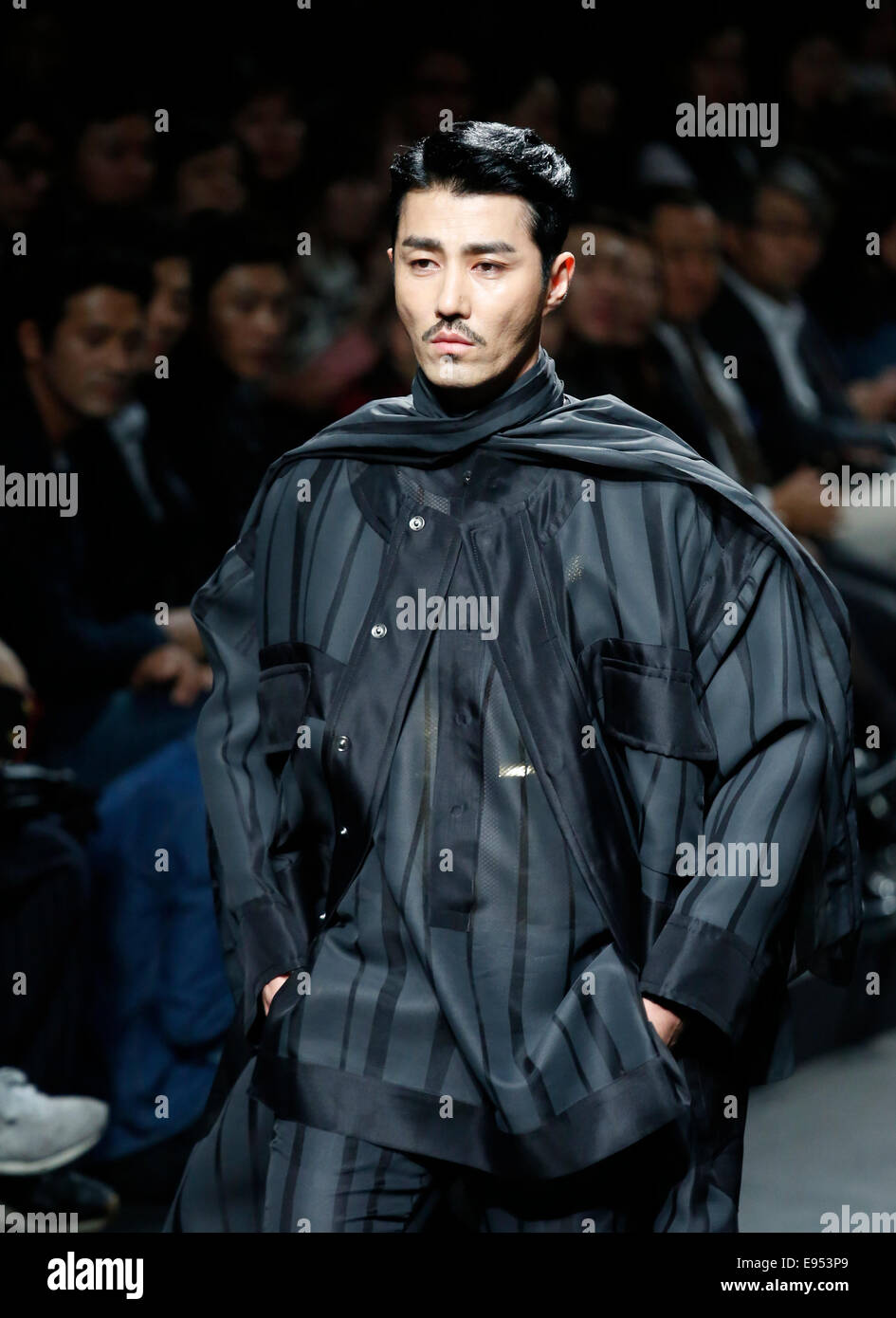 Cha Seung-Won, Oct 17, 2014 : l'acteur sud-coréen Cha Seung-Won présente une création de designer Songzio Collection de Séoul pendant S/S 2015 Seoul Fashion Week à Séoul, Corée du Sud. © Lee Jae-Won/AFLO/Alamy Live News Banque D'Images