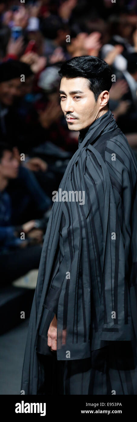 Cha Seung-Won, Oct 17, 2014 : l'acteur sud-coréen Cha Seung-Won présente une création de designer Songzio Collection de Séoul pendant S/S 2015 Seoul Fashion Week à Séoul, Corée du Sud. © Lee Jae-Won/AFLO/Alamy Live News Banque D'Images