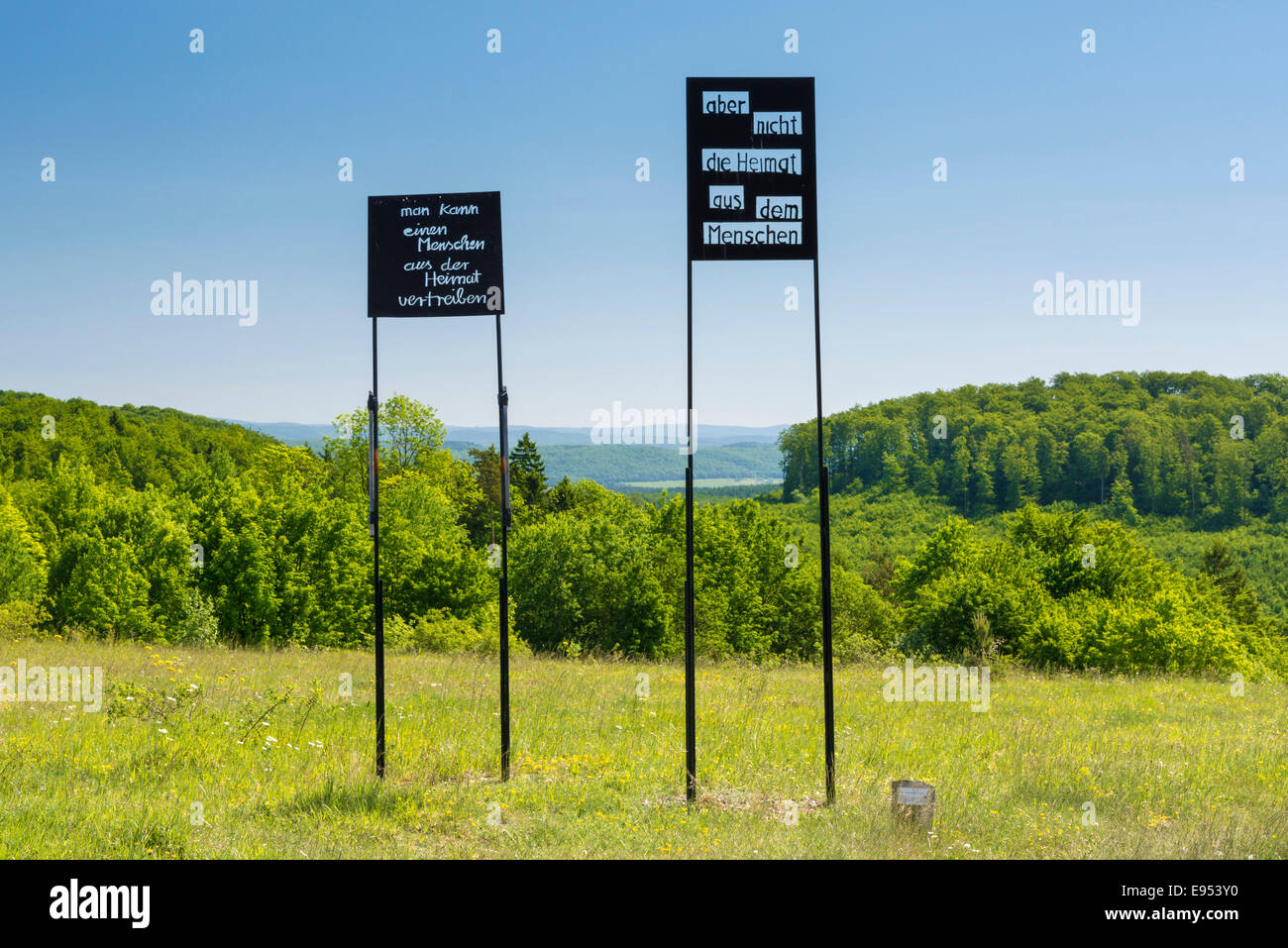 Patrie L Installation L Artiste Herbert Tomba Citation Par Heinz Berggruen Skulpturenpark Deutsche Einheit Sculpture Park De Photo Stock Alamy Patrie L Installation L Artiste Herbert Tomba Citation Par Heinz Berggruen Skulpturenpark Deutsche Einheit Sculpture Park De Photo Stock Alamy