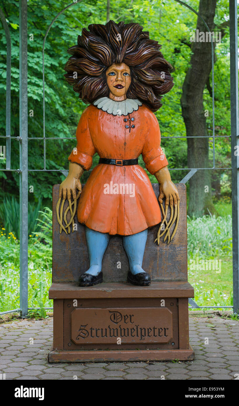 Le caractère de titre dans le truwwelpeter' le livre d'enfants de Heinrich Hoffmann, sculpté dans le bois par Guenther Gerke Banque D'Images