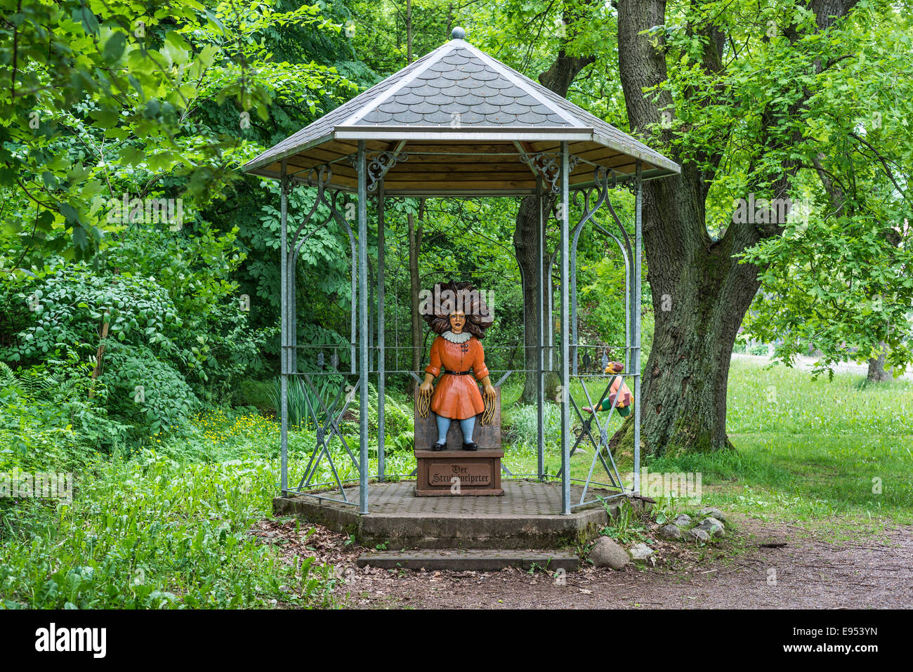 Kiosque avec le personnage titre du site "truwwelpeter' le livre d'enfants de Heinrich Hoffmann, sculpté dans le bois par Guenther Gerke Banque D'Images