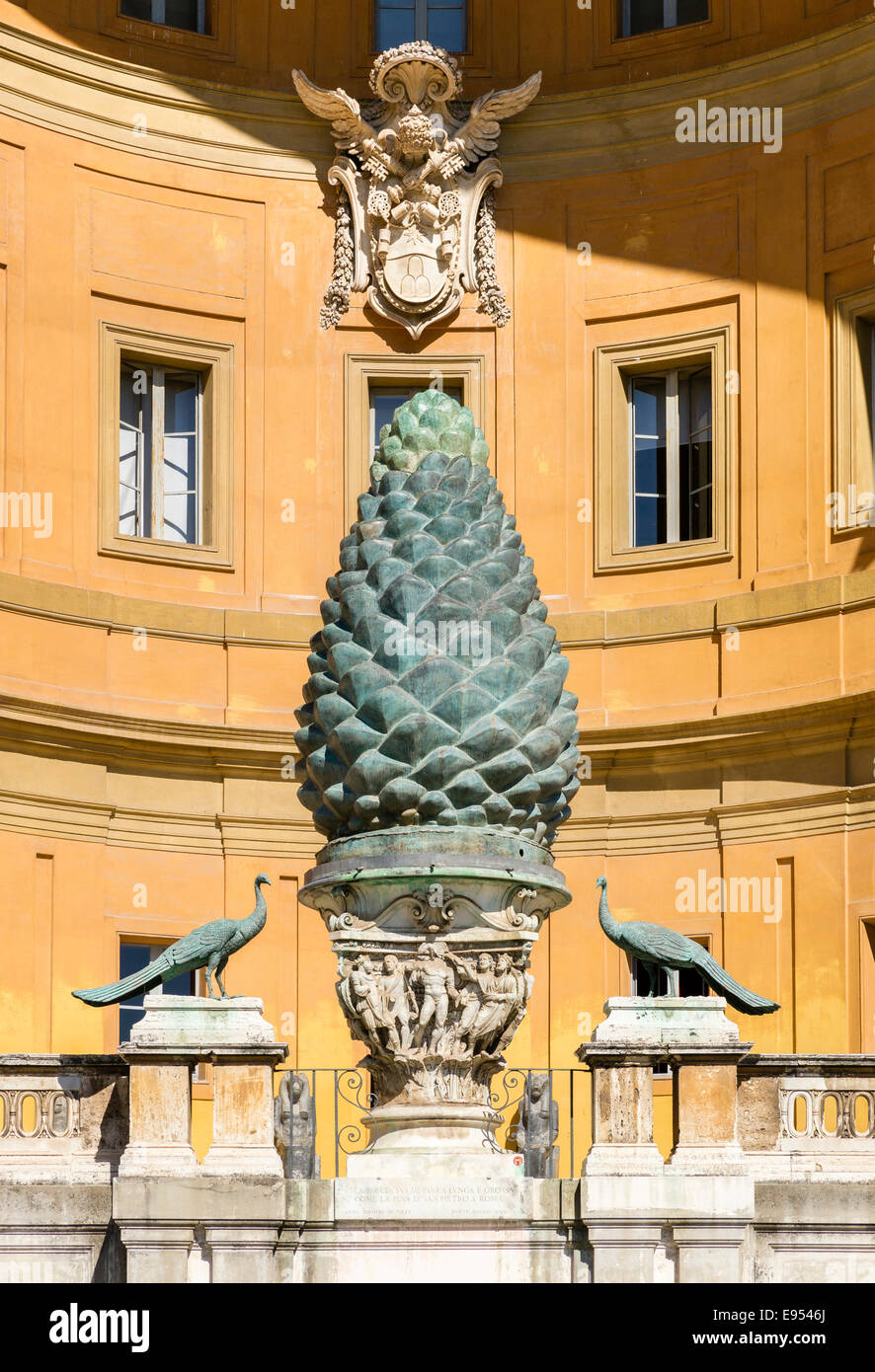 Antique bronze cône de pin dans le Cortile della Pigna, Musées du Vatican, Cité du Vatican, lazio, Italie Banque D'Images