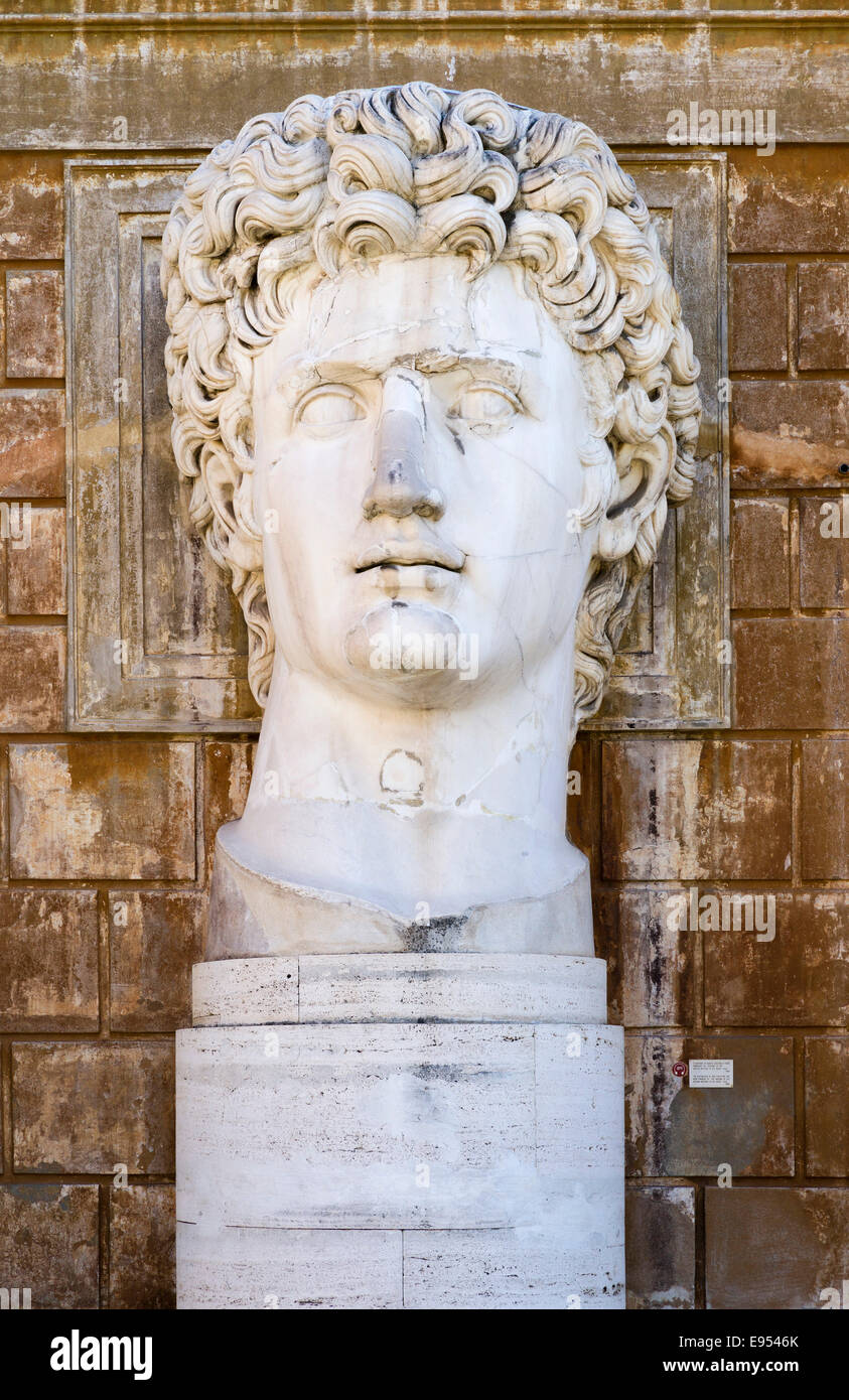 Tête colossale de l'empereur Auguste dans le Cortile della Pigna, Musées du Vatican, Cité du Vatican, lazio, Italie Banque D'Images