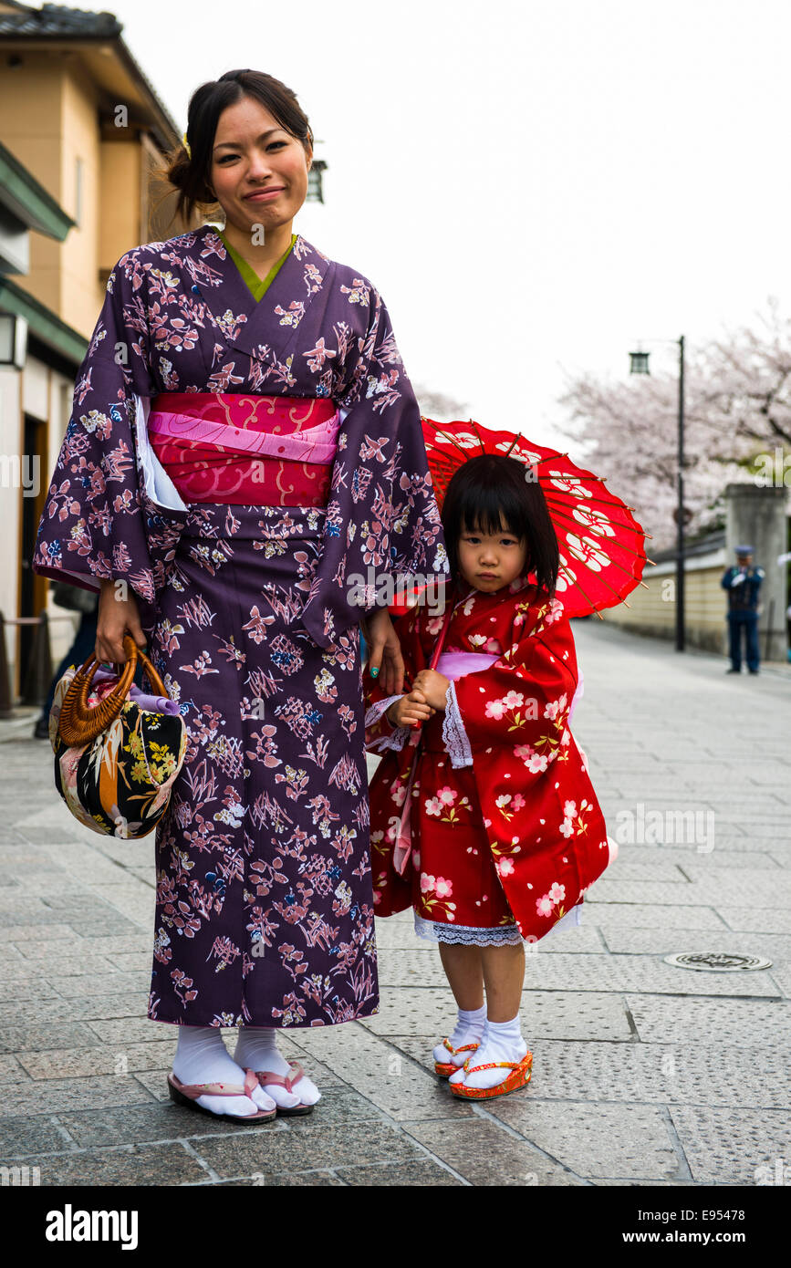 Habillé de façon traditionnelle, la mère et la fille quart de Gion, Kyoto, Japon Banque D'Images