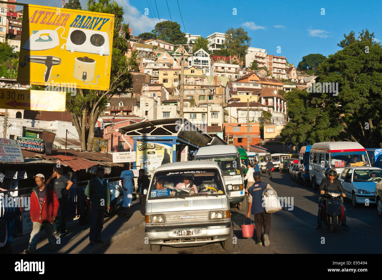 Rue animée dans la basse-ville, Vieille Ville, Antananarivo, Madagascar, région d'Analamanga Banque D'Images