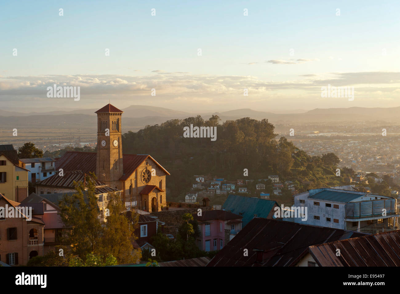 Vue depuis le Rova sur le haut de la ville avec l'église, et la Basse-ville, Vieille Ville, Antananarivo, Madagascar, région Analamanga Banque D'Images