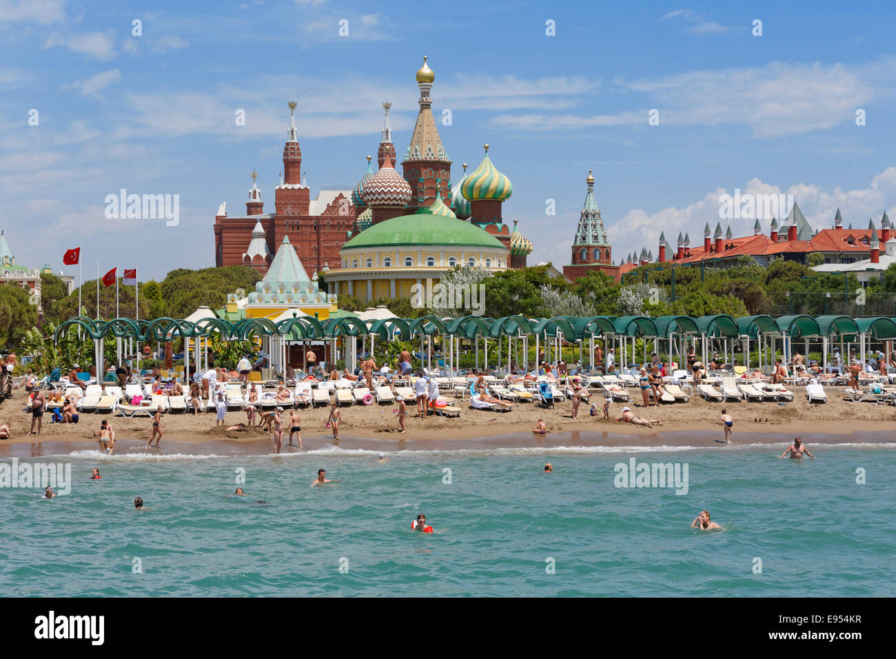 Plage avec le Kremlin Palace Hotel et une réplique du Kremlin, Kundu, Aksu, Turkish Riviera, Antalya Province, Région Méditerranéenne Banque D'Images