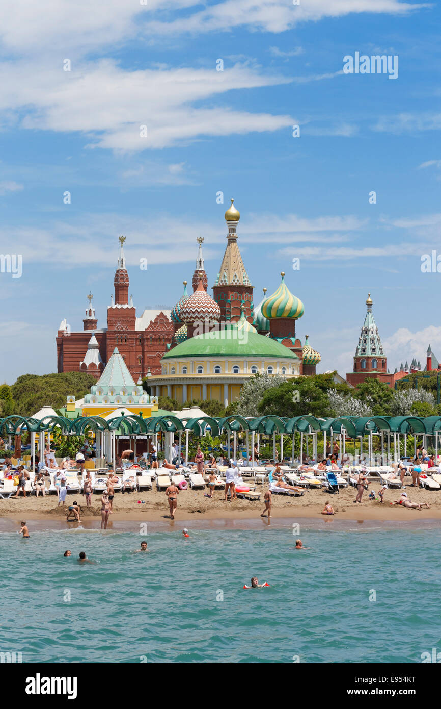 Plage avec Kremlin Palace Hotel et une réplique du Kremlin, Kundu, Aksu, Turkish Riviera, Antalya Province, Région Méditerranéenne Banque D'Images