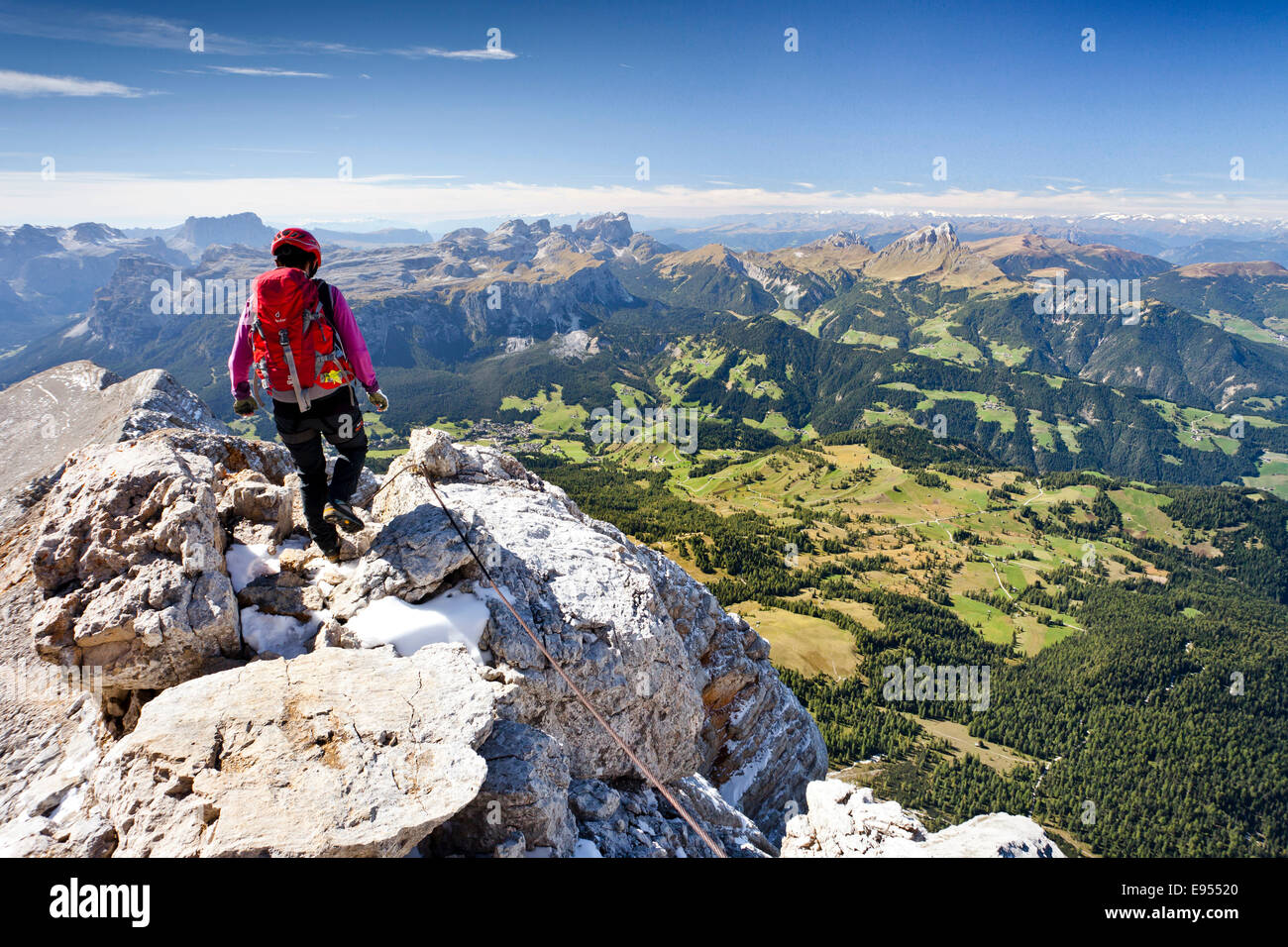 Climber descendant du Zehnerspitze Zehner-Ferrata au cours de la dans la Fanes, Fanes-Senes-Prague, vue de la Val Badia Banque D'Images