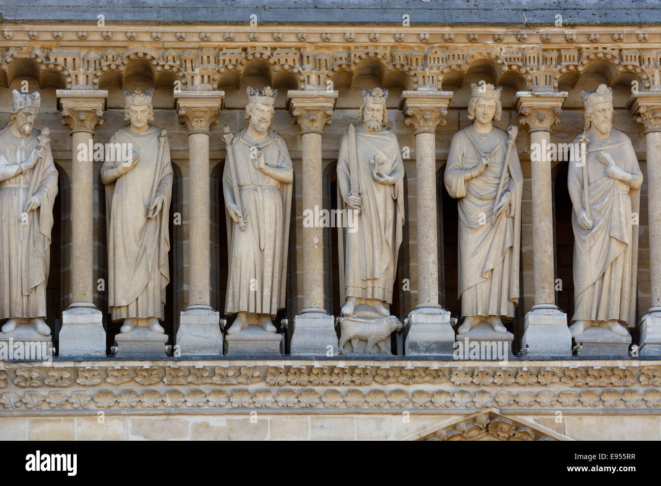 Plus de statues, le portail principal de la cathédrale Notre Dame de Paris, Paris, Ile-de-France, France Banque D'Images