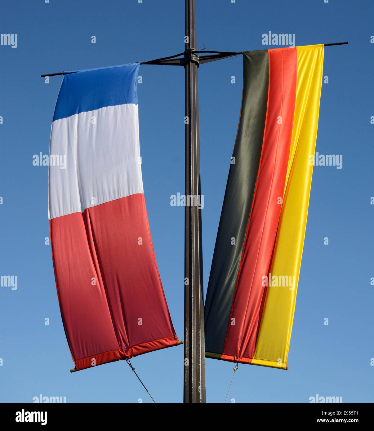 Drapeau Francais Et Allemand Paris Ile De France France Photo Stock Alamy