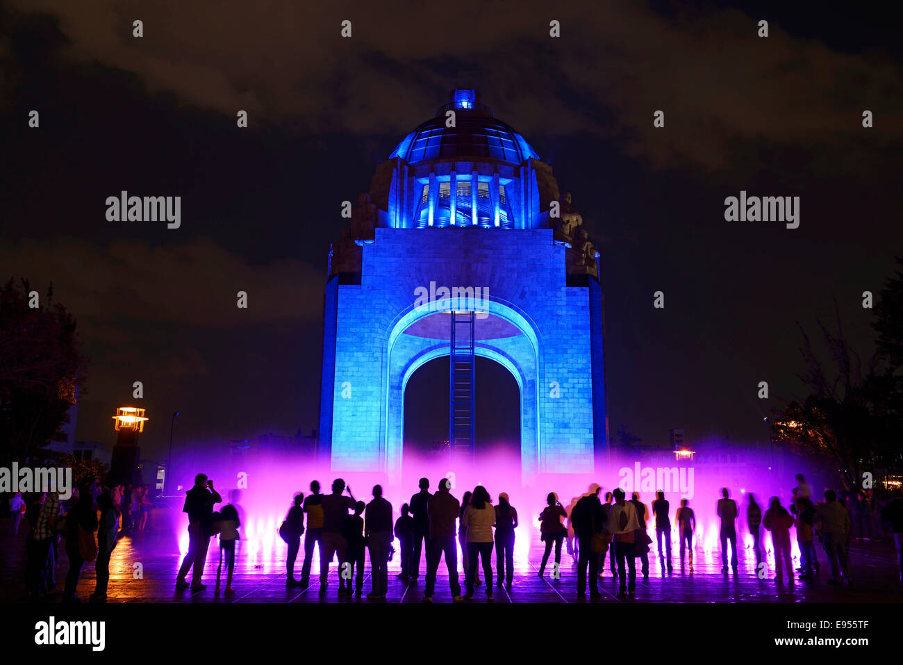 Les gens qui regardent le spectacle de lumière et de fontaines en face du monument à la Revolutión, Monumento a la Revolución, la nuit Banque D'Images