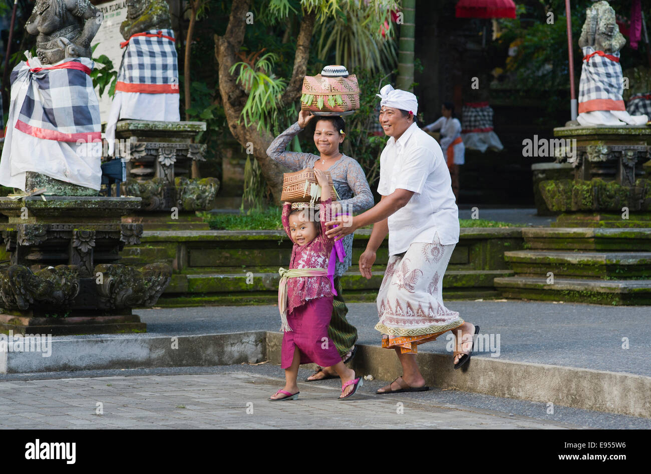 Un retour d'une famille balinaise festival temple Pura Dalem, Puri Temple, Peliatan, Ubud, Bali, Indonésie Banque D'Images