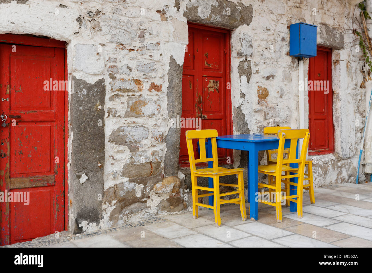 Table et chaises dans une ruelle, vieille ville, Bodrum, Muğla Province, Région de l'Egée, la Turquie Province Banque D'Images