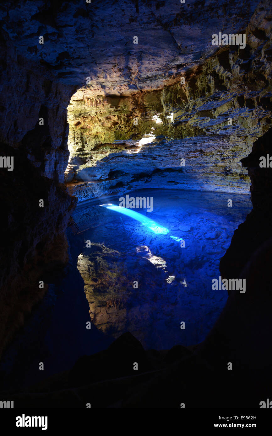 Poco encantado grotte avec faisceaux lumineux, Chapada Diamantina, état de Bahia, Brésil Banque D'Images