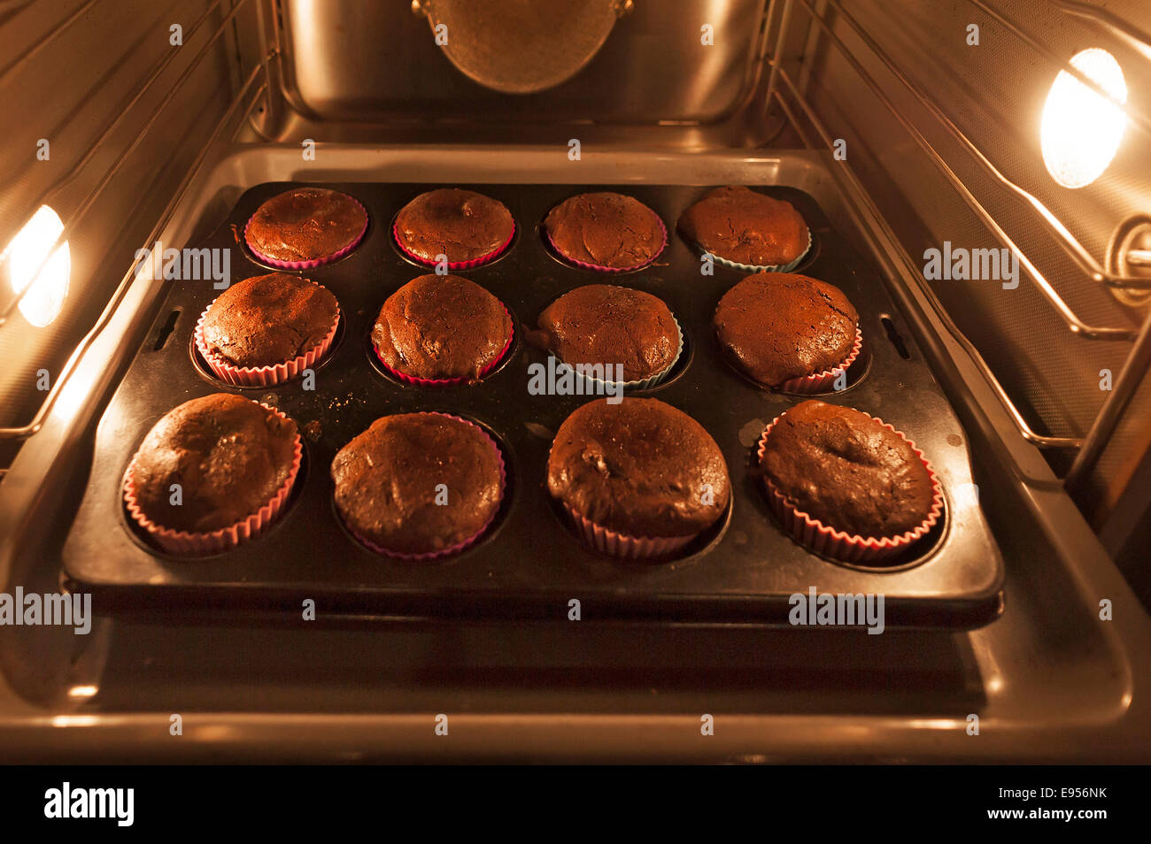 Brownie Oreo cupcakes sur une plaque de cuisson au four Banque D'Images
