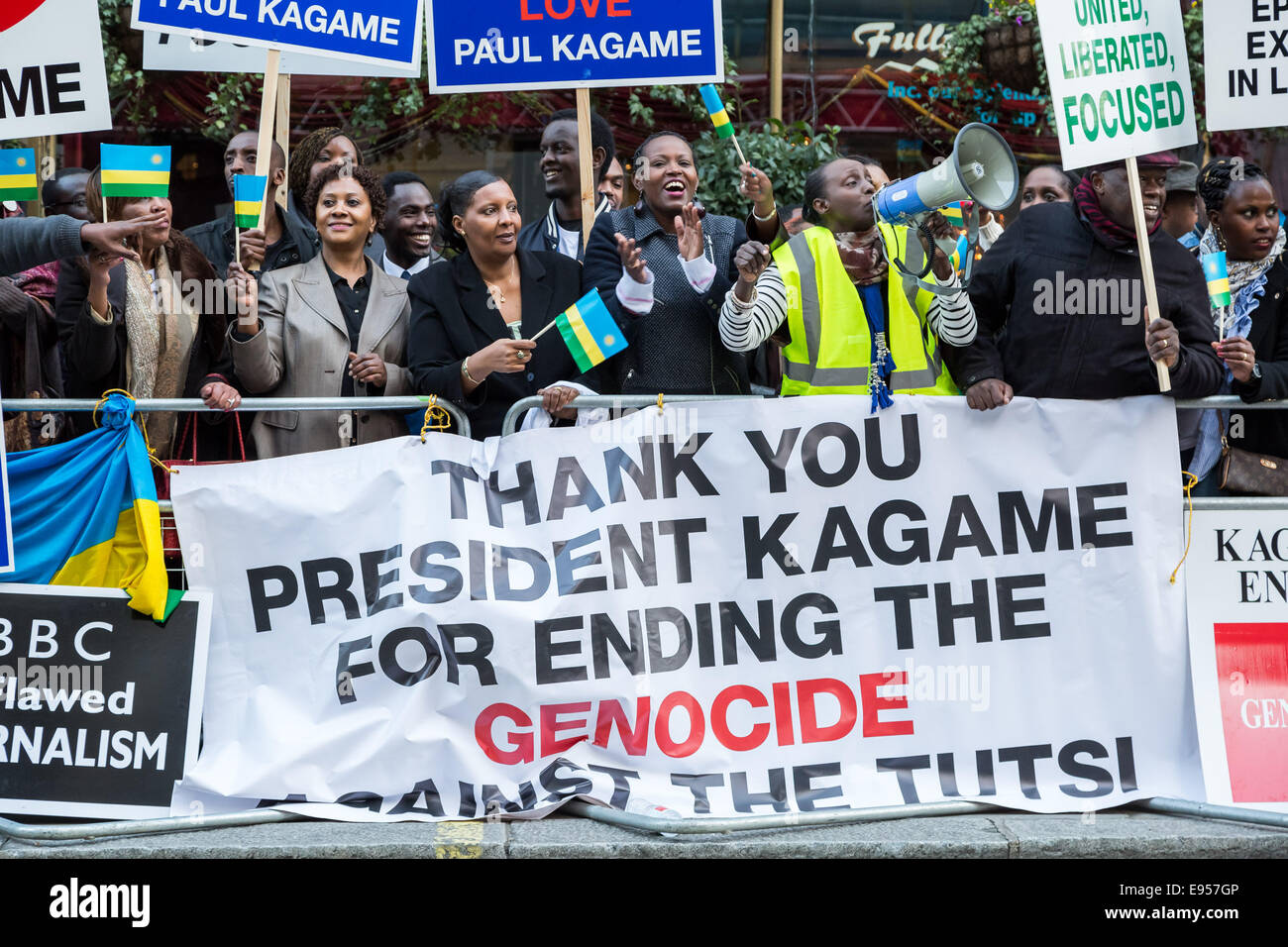 Londres, Royaume-Uni. 20 Oct, 2014. Le président rwandais Kagamé des partisans à la réunion au sommet de gais Crédit : Guy Josse/Alamy Live News Banque D'Images