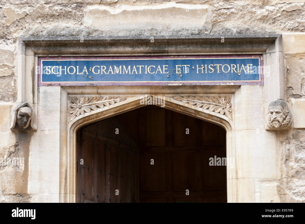 Cette porte de l'ancien quadrilatère Bodleian était à l'origine de l'École de la grammaire et de l'histoire. Maintenant, il conduit à la salle de thé. Banque D'Images