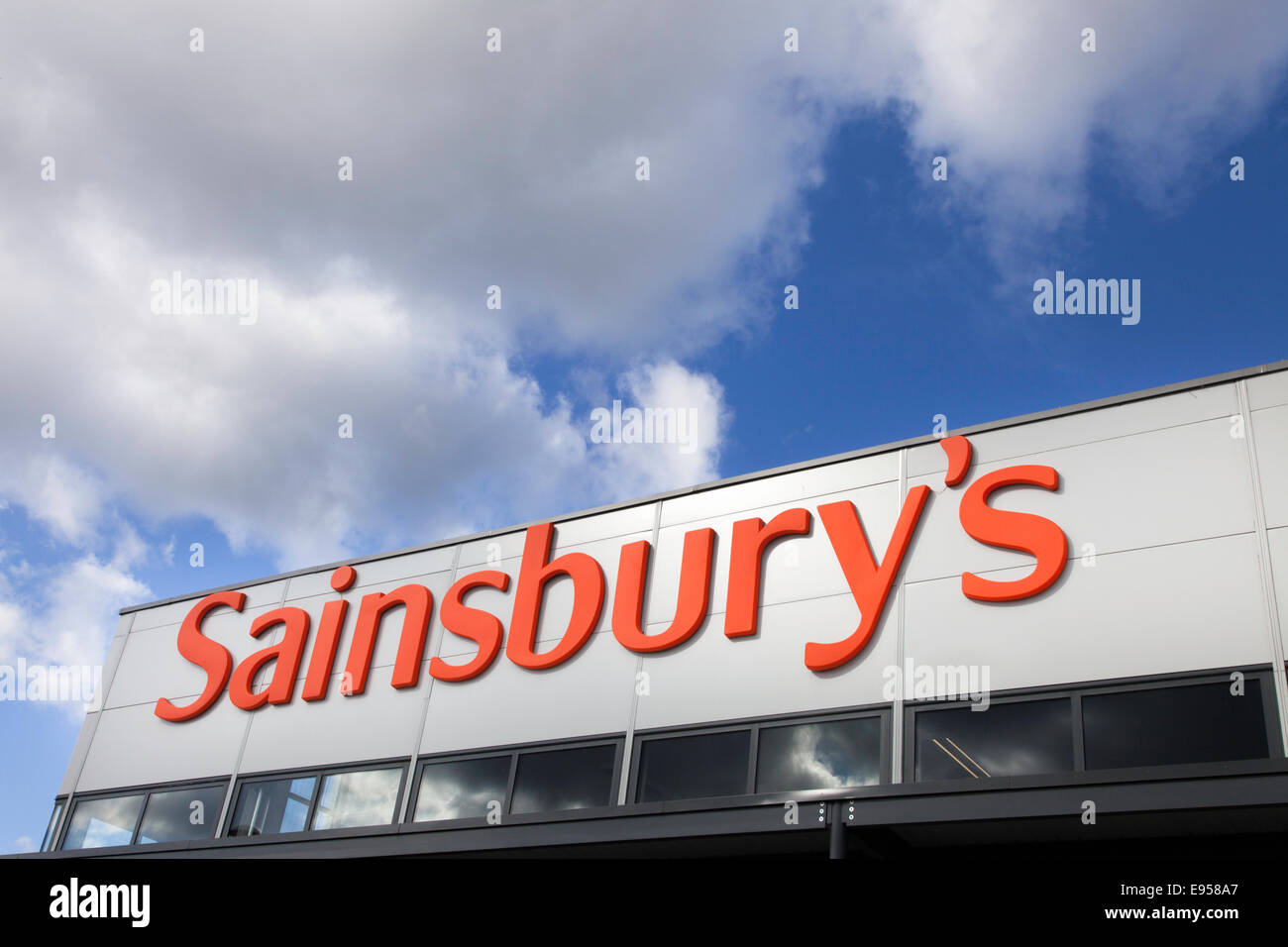 Sainsbury's store logo contre un ciel bleu, England, UK Banque D'Images