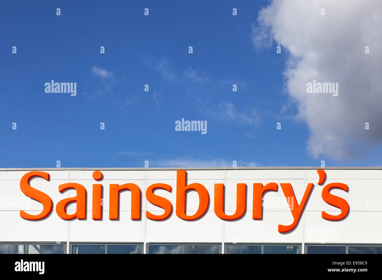 Sainsbury's store logo contre un ciel bleu, England, UK Banque D'Images