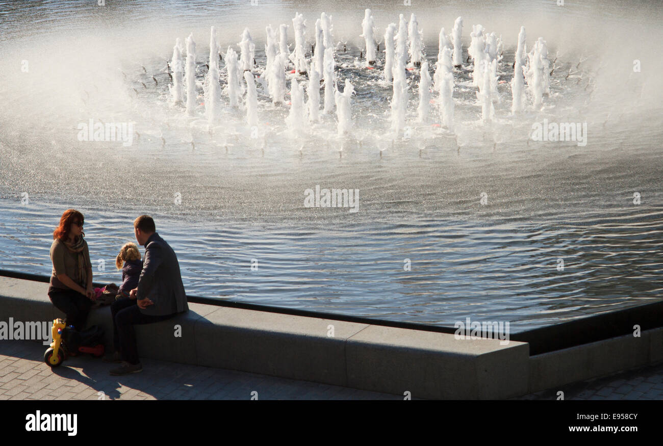 Une famille à la recherche de la fontaine. Banque D'Images