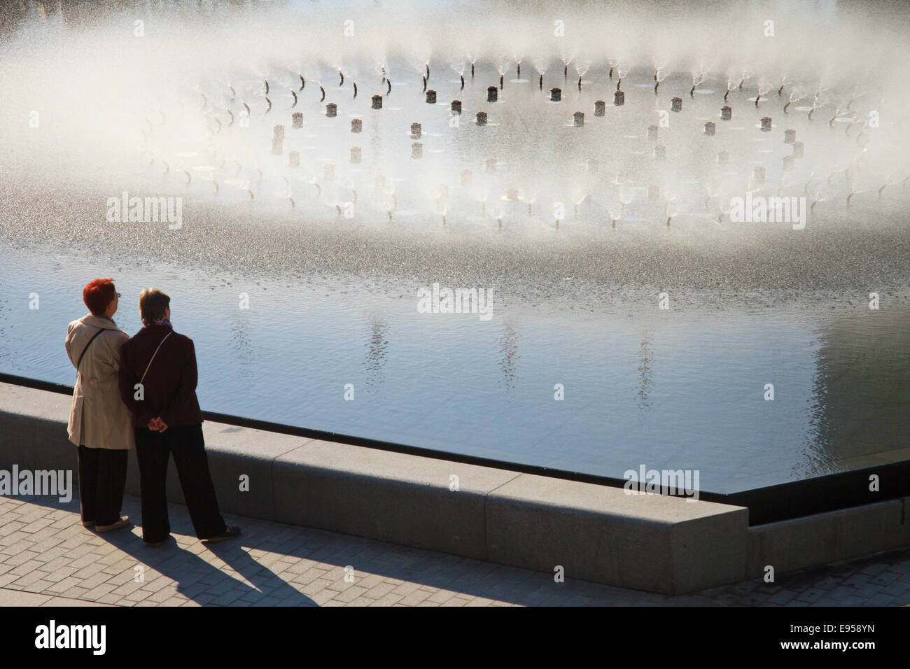 Deux femmes à la recherche de la fontaine. Banque D'Images