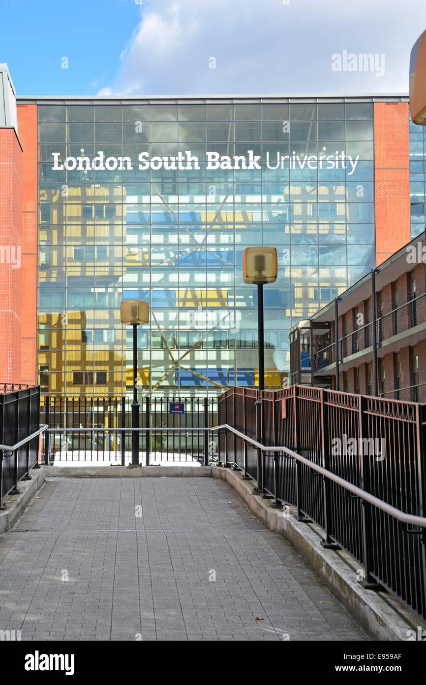 London South Bank University rampe d'entrée principale à l'École d'affaires avec le K2 Keyworth institutions au-delà Banque D'Images