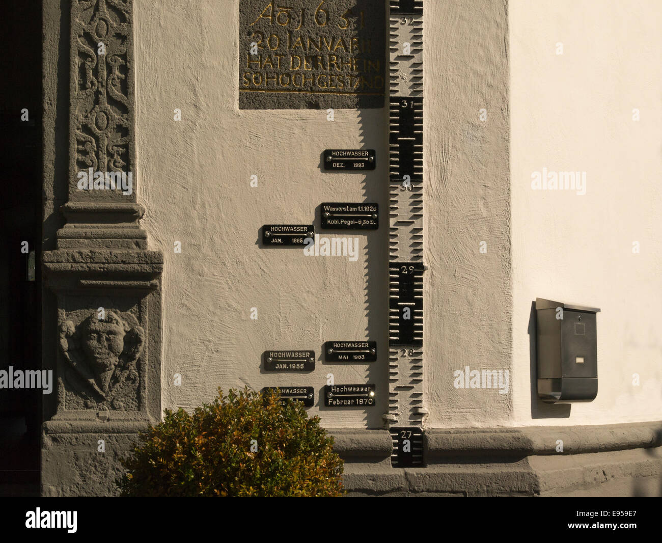 Tableau montrant la hauteur de récentes inondations du Rhin Koblenz Allemagne UE Banque D'Images