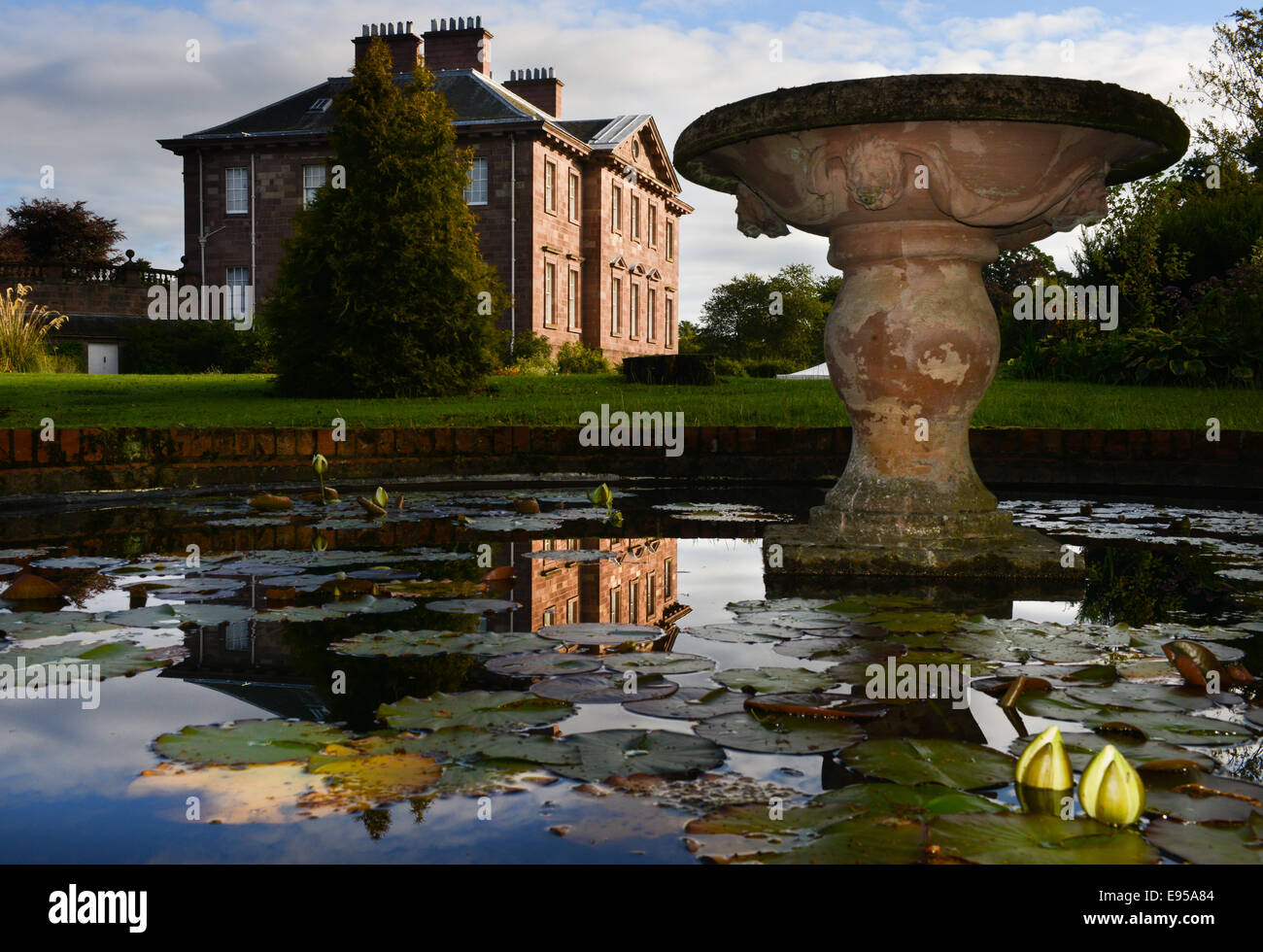 Paxton House, bassin d'agrément et face sud de la maison. Banque D'Images